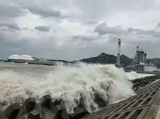 台风 山竹 正面来袭 赤溪镇继续全力防御,风雨之中,你们是最美的 逆行者图片 548924 555x414