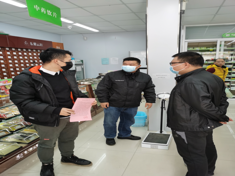 1向定点医药机构发放《致医保定点医药机构的一封信》宣传单.jpg