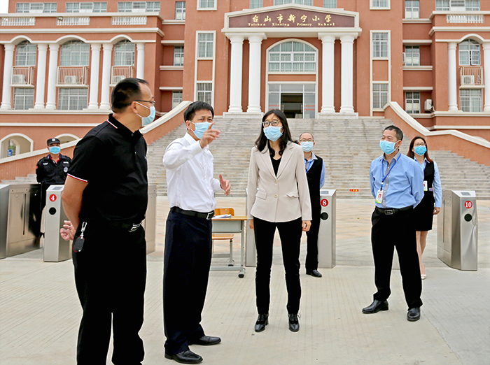 灵君调研2 新宁小学.jpg