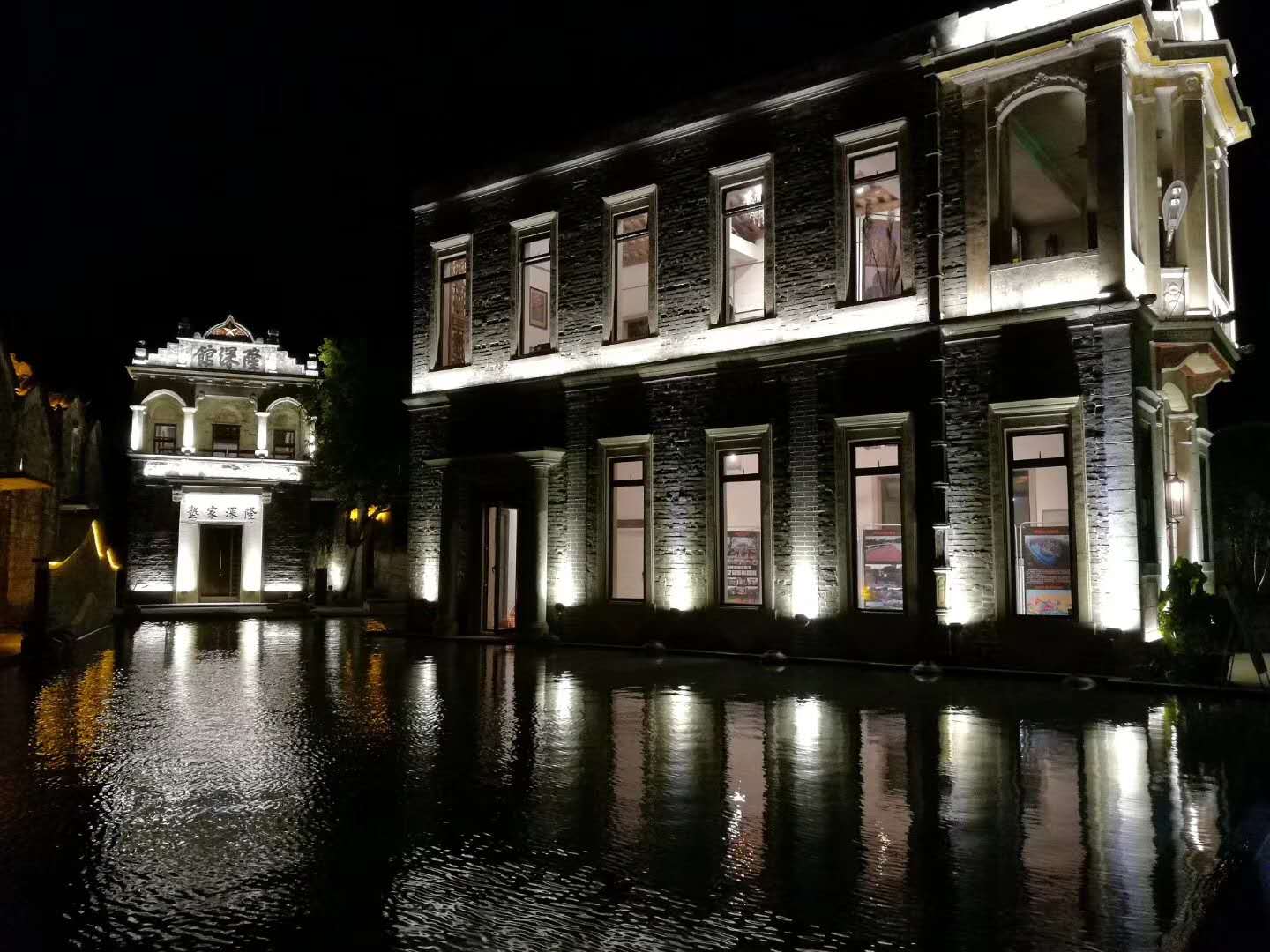 草坪里夜景.jpg