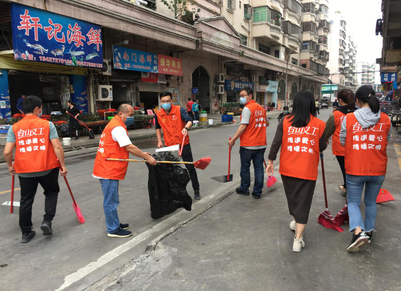 沿街的废纸、烟头、塑料瓶等垃圾进行全面清理.png