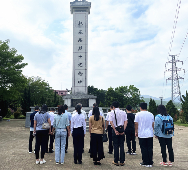 瞻仰林基路纪念碑_副本.jpg