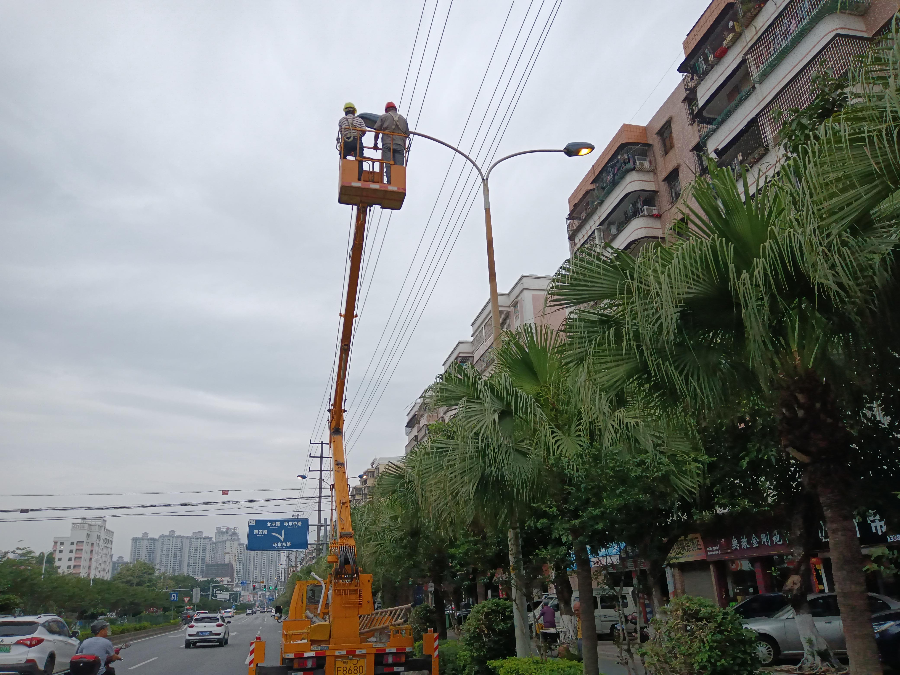 1.检修环市东路49号车道灯（更换120瓦LED灯具）.jpg