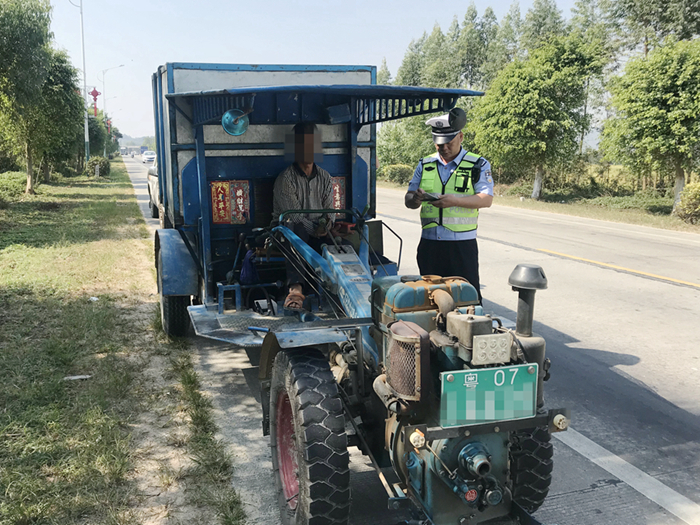 老拖拉机驾驶台照明灯 1861902.jpg