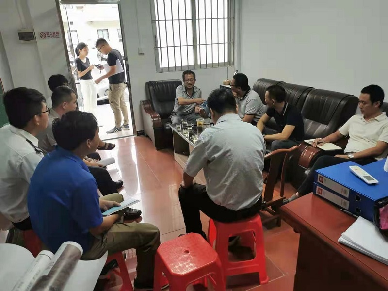 第二组，黄志本副局长在汶村研究防台风工作.jpg
