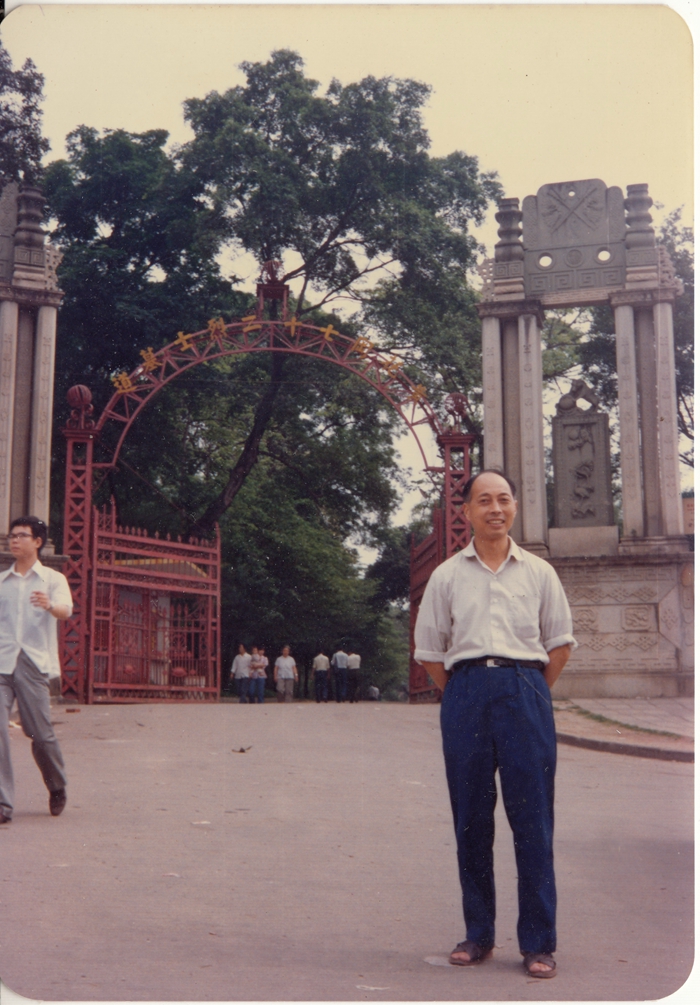 1986年4月，李占年参观广州黄花岗七十二烈士陵园。_副本.jpg