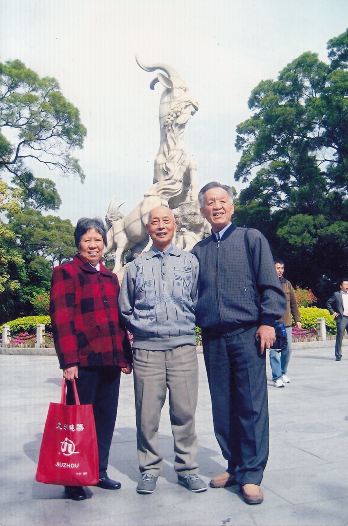 2011年12月，李占年（中，曾任总参情报部局长）、钟冬梅（左）、纪大棣（右）于广州五羊雕像前合影。_副本.jpg
