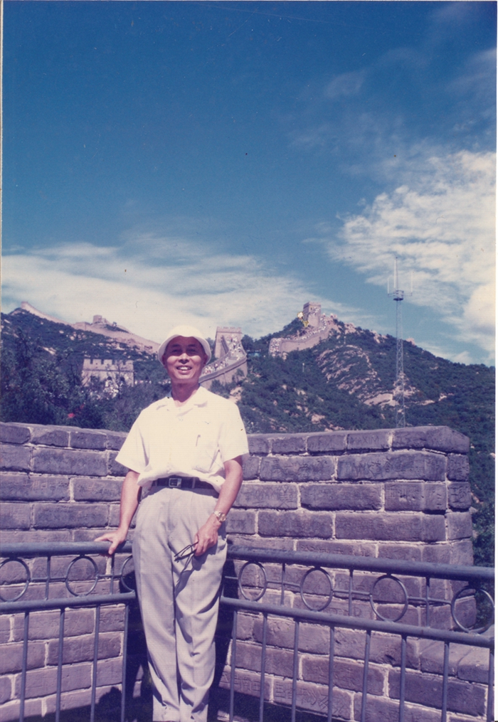 2002年1月10日，李占桂于北京长城。_副本.jpg