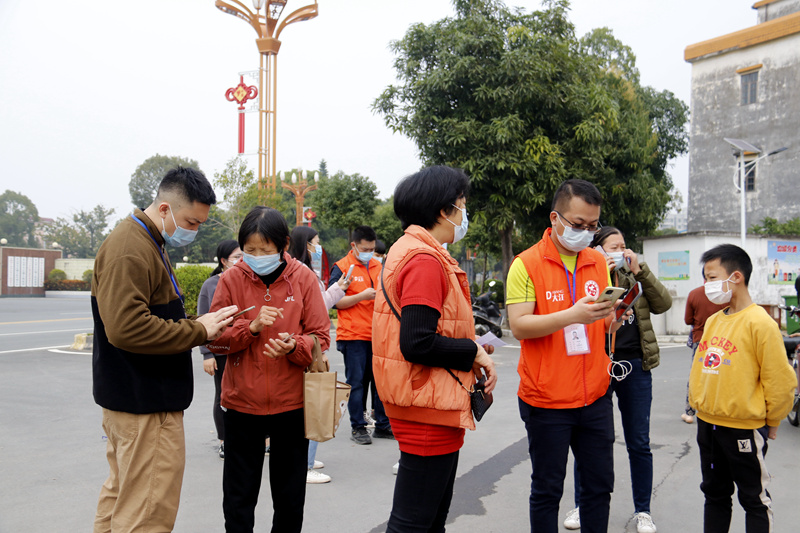 在大江体育广场，志愿者为参检人员提供指引。.JPG