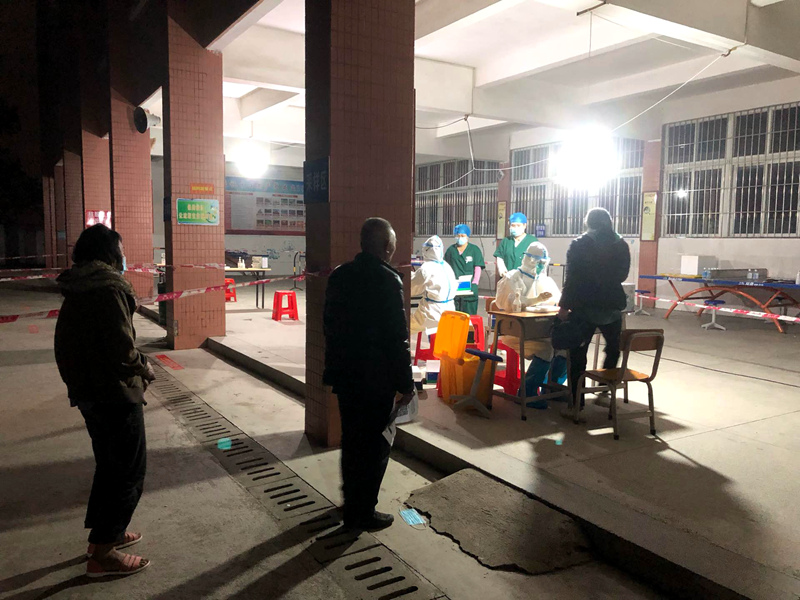 1月15日晚上6时，大江镇大巷小学核酸采样点医务人员为下班回来员工进行采样。.jpg
