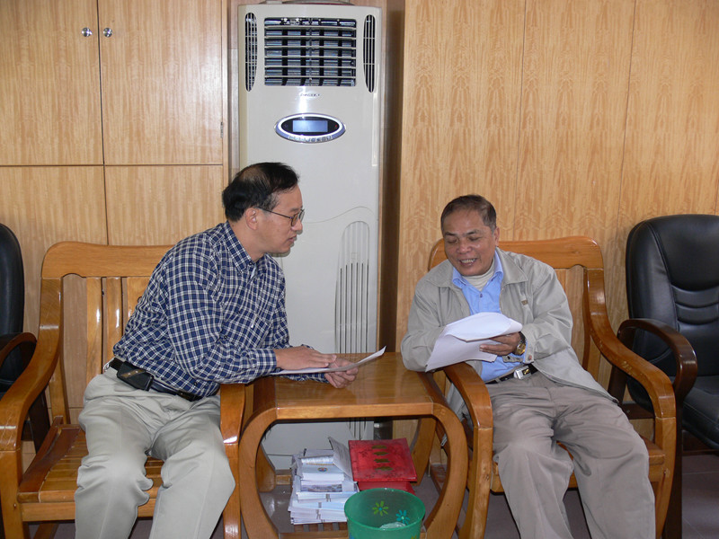 李甲先（右）于台山市政协办公室接受本文作者麦博恒（左）采访。摄影：台山市政协 陈村桥。_副本.jpg