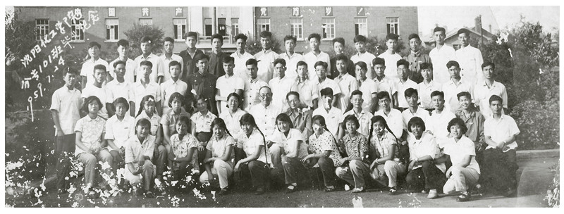 1959年7月24日，李甲先（第二排右一）于沈阳化工学院。李甲先提供。_副本.jpg