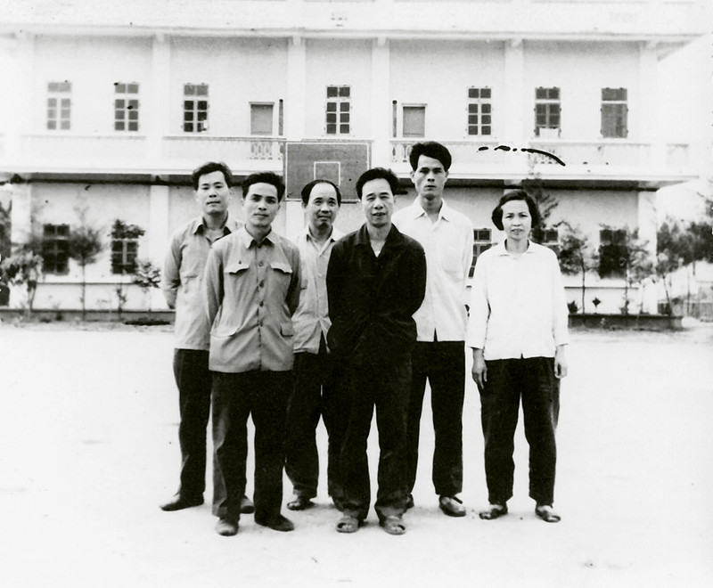 上世纪80年代，李甲先（前排左一）与台山化工厂同事合影于办公室前。李甲先提供。_副本.jpg