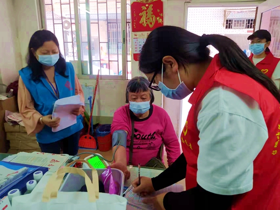 副本10:00 网格员联合志愿者、家庭医生上门为长者提供健康体检服务,解答群众关心的防疫问题,积极动员长者接种新冠疫苗,当好防疫“宣传员”“服务员”。他们每天都在不停地爬楼、敲门、问询、登记……不知疲倦地奔走在一栋栋居民楼、一个个小区,汗流浃背地敲响一扇扇门。.jpg