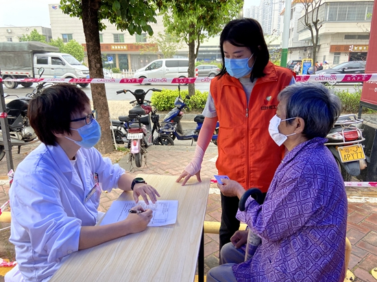 副本12:00 流动疫苗车开进了板岗村委会。谭姨主动接种疫苗,社工志愿者全程陪护,为其提供贴心服务。.jpg