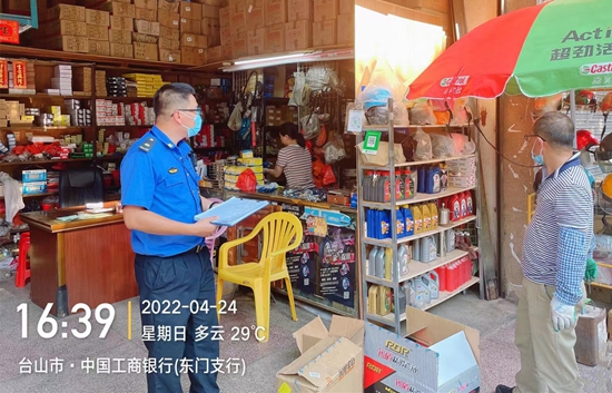 副本14:00 中午时刻,骄阳似火,街道综合执法队员正在对东门市场周边企业、商户进行防疫措施巡查,积极引导他们做好“场所码”查验工作。.jpg