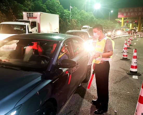 副本24:00 (次日0:00)新的一天开始了,新台高速台城出口健康服务点迎来了换班,台城街道防疫工作又开始了新一天的守护。.jpg