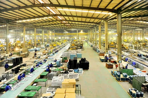 ▲ 21世纪初,工人们在流水线上作业.jpg