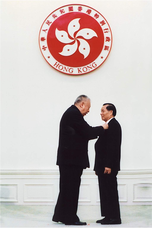 (9)2002年10月12日，李欢（右一）在香港特区礼宾府接受特首董建华授予荣誉勋章.JPG