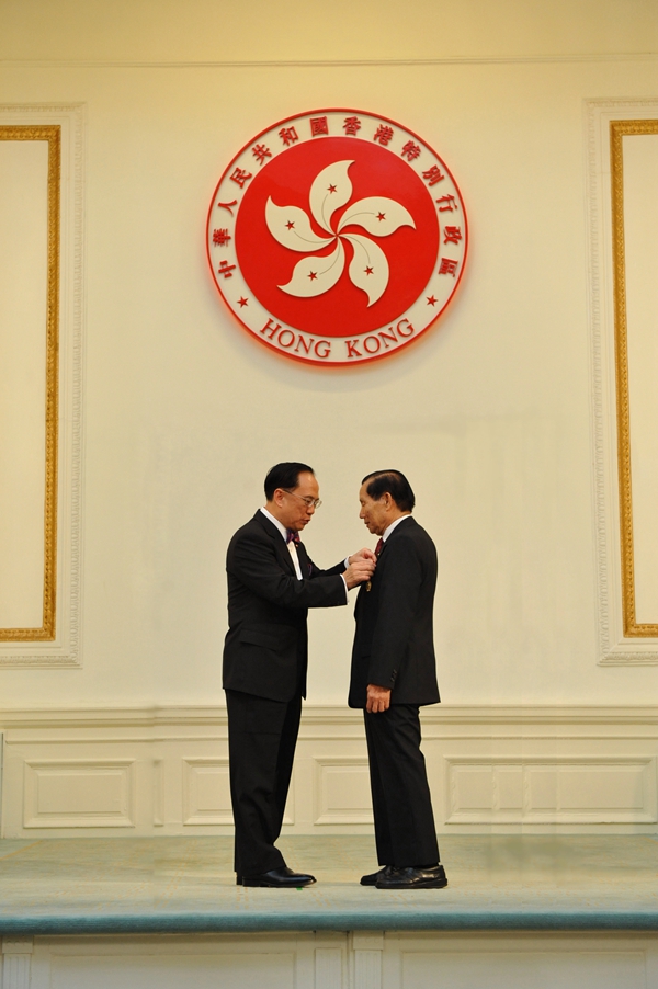 (10)2008年10月25日，李欢（右一）在香港特区礼宾府接受特首曾荫权授予铜紫荆星章.jpg