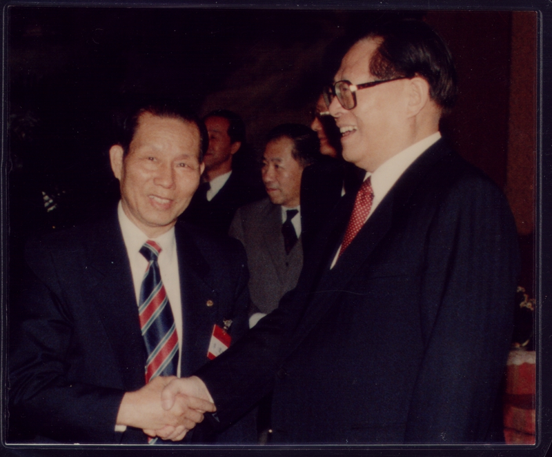 (1)1997年1月9日,江泽民同志接见李欢(左一)..jpg
