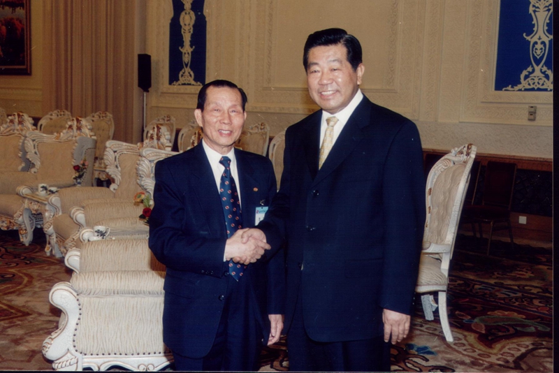 (2)2003年3月25日，全国政协主席贾庆林接见李欢(左一)。.JPG