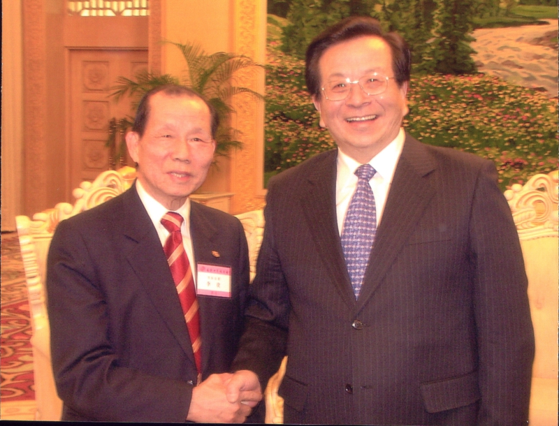 (3)2005年1月，国家副主席曾庆红（右一）接见李欢。.JPG
