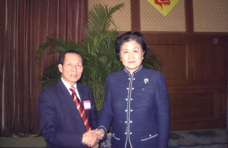 (4)2005年1月，全国政协副主席、中央统战部部长刘延东（右一）接见李欢。.JPG