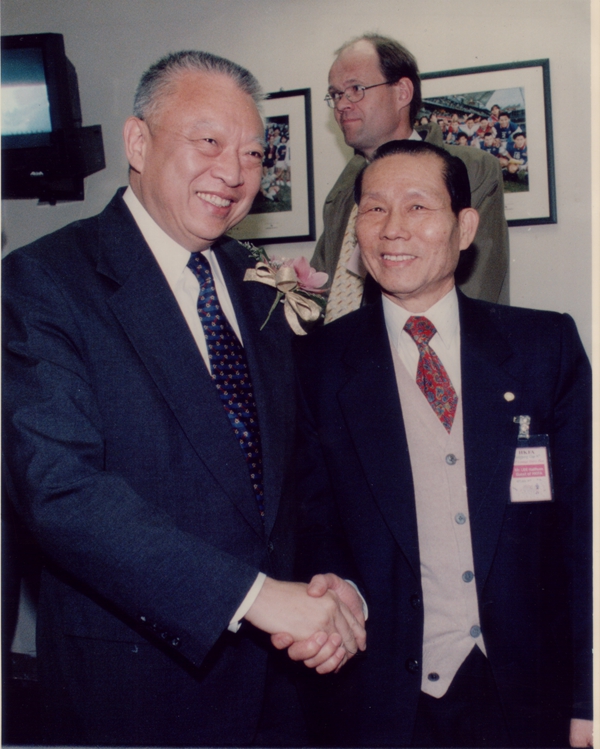(5)1997年8月，香港首任特首董建华接见李欢(右一）.JPG