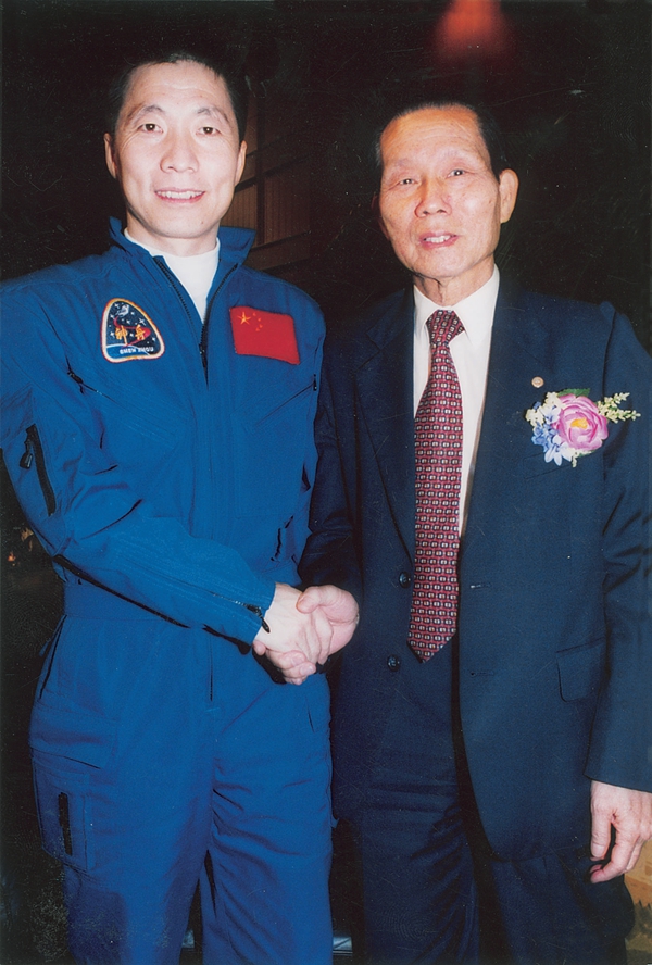 (7)2003年11月1日，中国第一位太空人杨利伟(左一)访港时与李欢合影..jpg