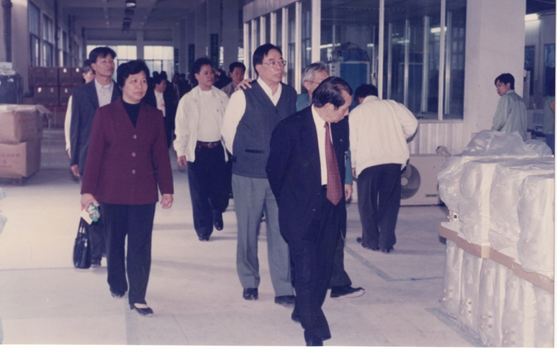 2001年3月5日，李欢（前排）等市政协委员在市政协主席黄小玲（二排左一）带领委员视察台山市乐华空调厂。摄影：台山市政协 麦博恒.jpg