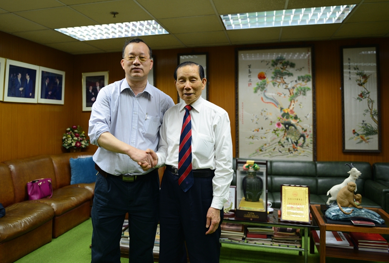 本文作者麦博恒（左）在香港采访李欢（右）时合影。.JPG