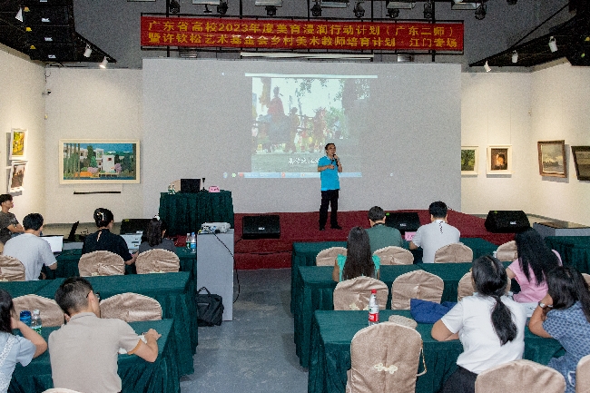 台山市文化馆副研究馆员朱英俊在授课.jpg