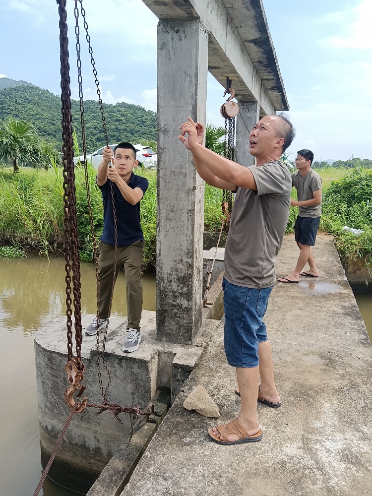 李锐宏和村“两委”干部提升闸板排水，做好防涝工作.jpg