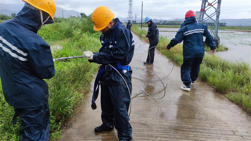 16镇供电所冒雨奔赴河东村委会抢修电路.jpg