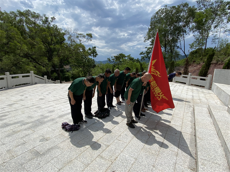 7月28日，深井镇退役军人代表参观深井镇革命烈士纪念碑.jpg