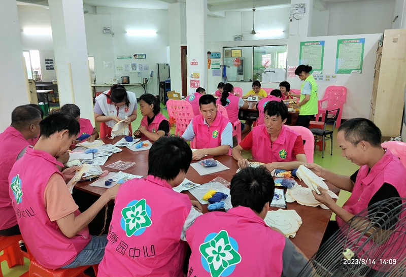 市残联深入社区康园中心，对康园学员开展技能培训(1).jpg