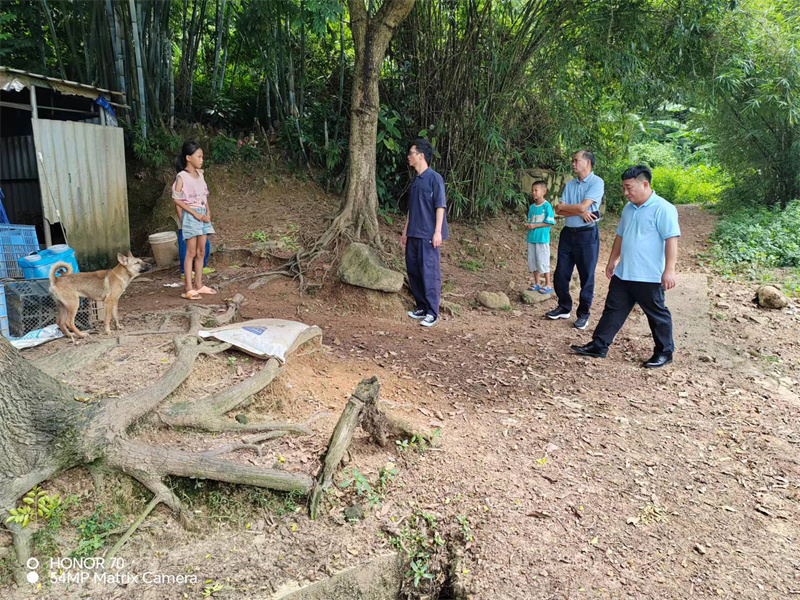 那金村驻村第一书记下乡入户宣传防风知识，并通知村民做好转移准备.jpg