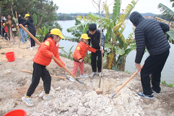 台城街道社区公益学堂“绿美小先锋”植树活动 (4)_副本.jpg