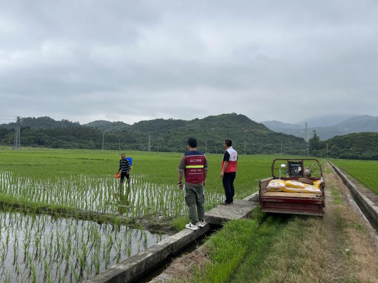 在北陡镇寨门村，党员志愿者和网格员一对一走访了解村民在春耕生产中的实际困难。 (1).jpg