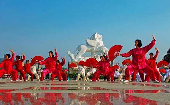 广场太极风(2011年陈东辉摄与石花文化广场)_副本.jpg