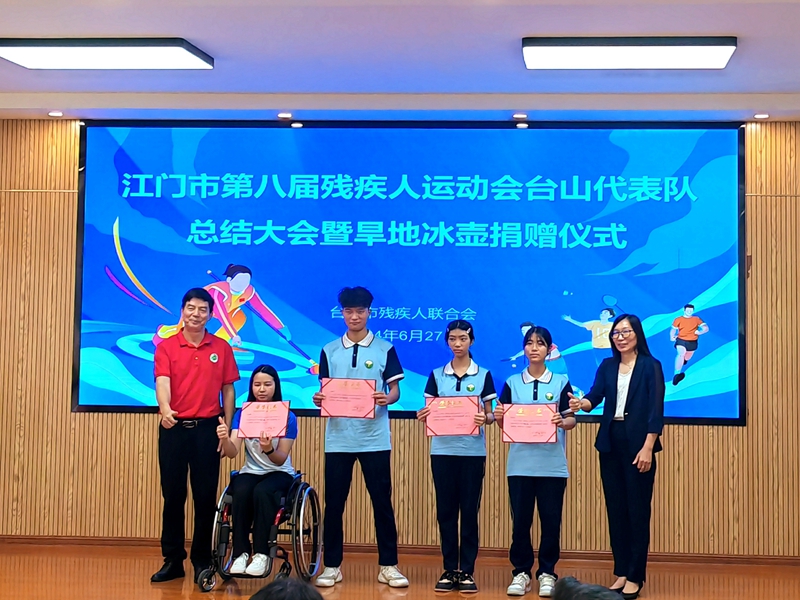 对获得乒乓球项目奖项的运动员颁奖.jpg