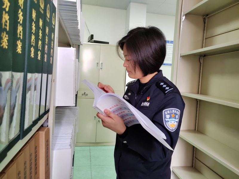 南粤国门：“金盾玫瑰”邓恰恰的热血芳华 (1).jpg
