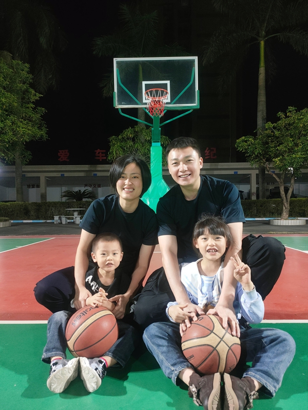南粤国门：“金盾玫瑰”邓恰恰的热血芳华 (2).jpg