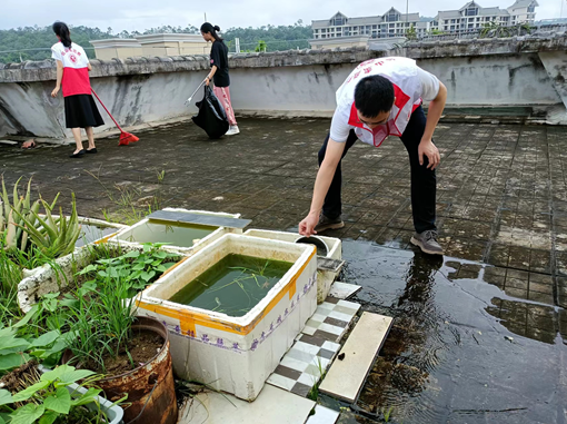 街道驻点干部、社区工作人员、志愿者共同清除楼顶积水、杂物_副本.png