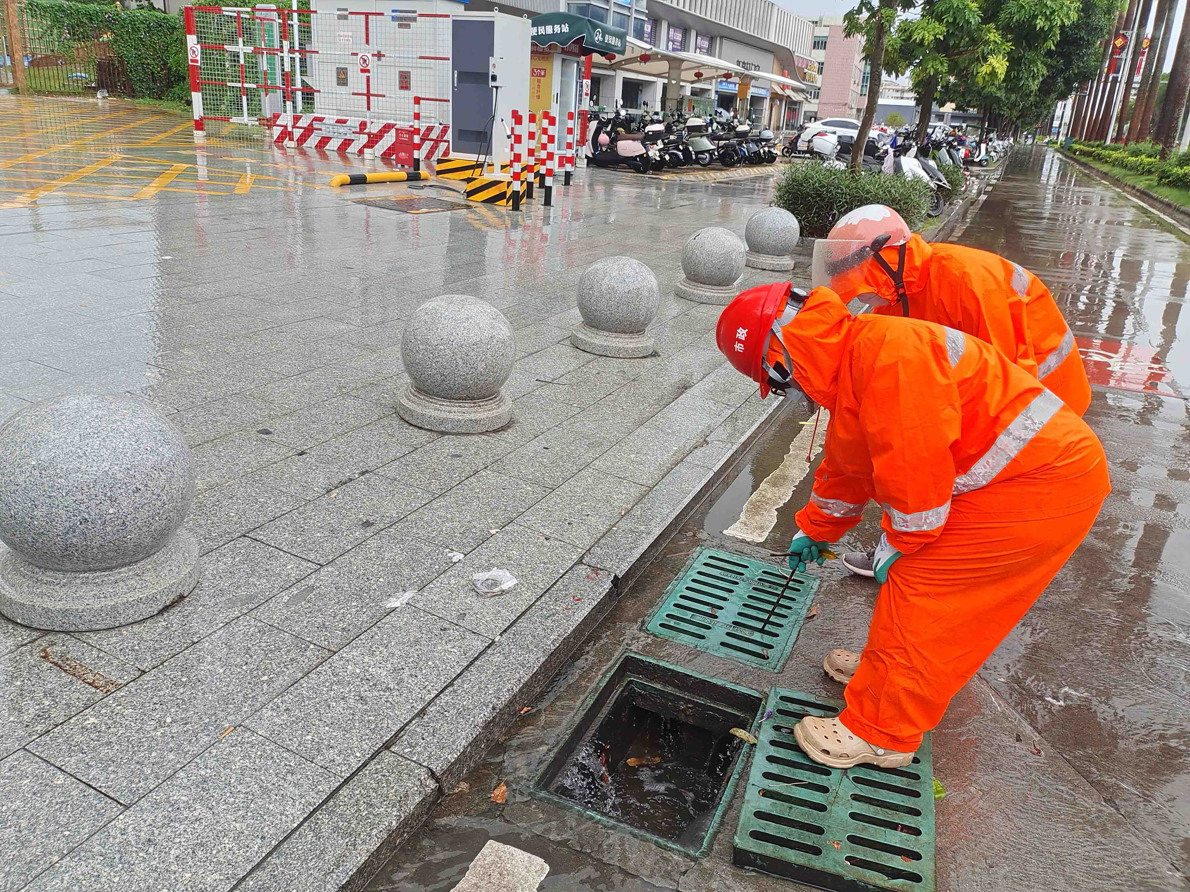 9.7清理雨水口杂物.jpg