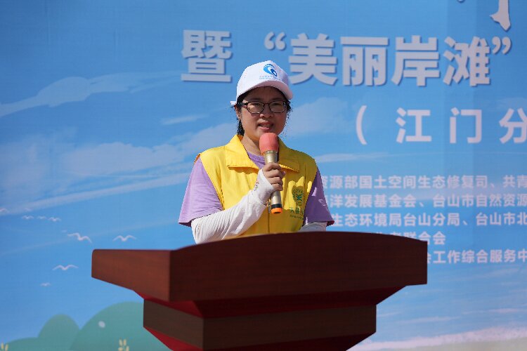 图为天健社工向志愿者们讲解净滩工作注意事项.jpg