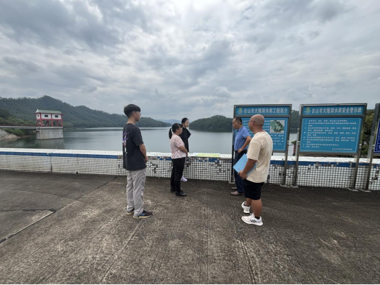市领导巡查大隆洞河并检查基孔肯雅热108.png