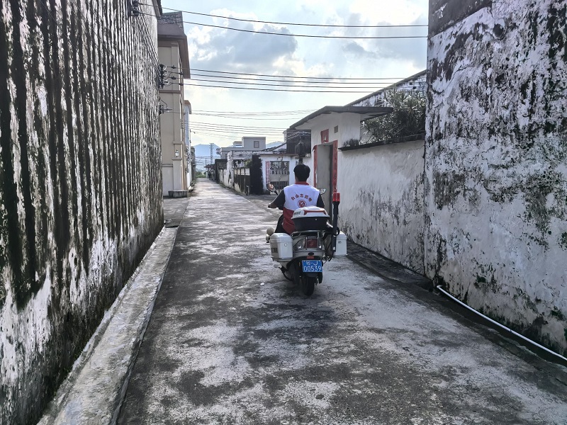 5井西村通过网格车宣传防风防蚊要点.jpg