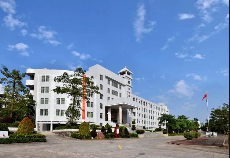 敬修职业技术学校新校区主教学楼于2008年8月落成投入使用.jpg